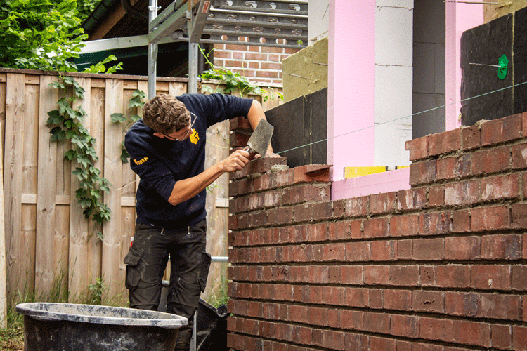Hausbau in Ostfriesland – Toben Bauunternehmen beim Hochbau eines Einfamilienhauses